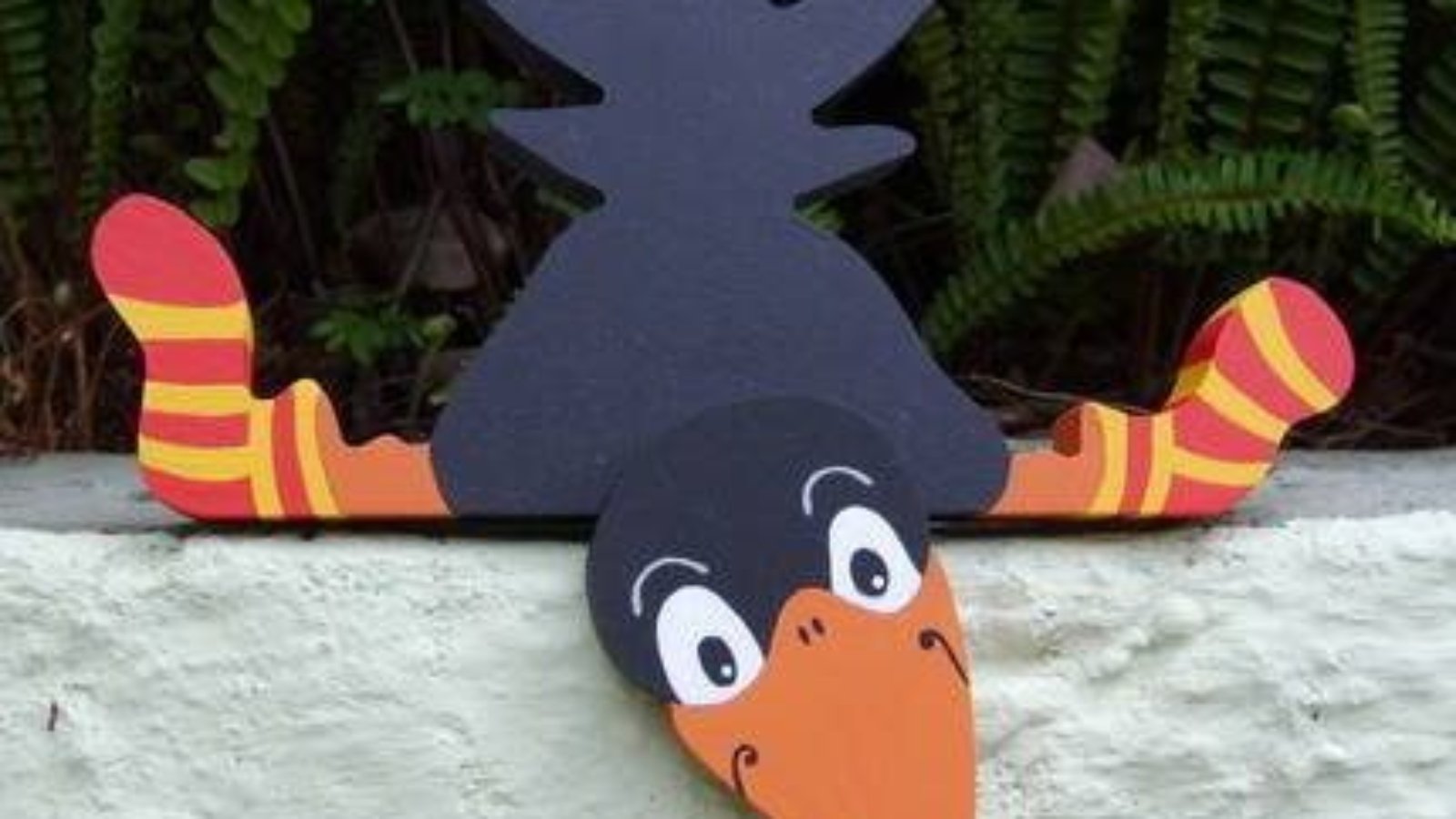 Curious-crow-fence-peeping-yard-garden-decor-free-laser-cutting-design-file.jpeg